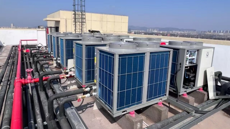 Gli edifici industriali autocostruiti sono dotati di sistemi a pompa di calore a doppia fonte, stabilendo un nuovo modello per la fornitura di energia a basse emissioni di carbonio nel parco